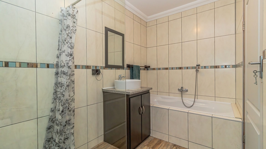 6 Bedroom Property for Sale in Aalwyndal Western Cape